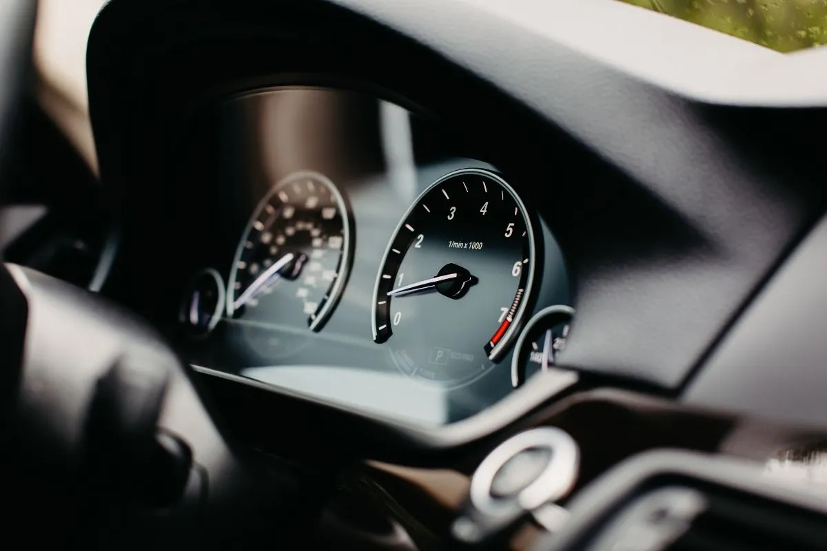 ils-decouvrent-ce-bouton-cache-dans-leur-voiture-et-evitent-une-panne