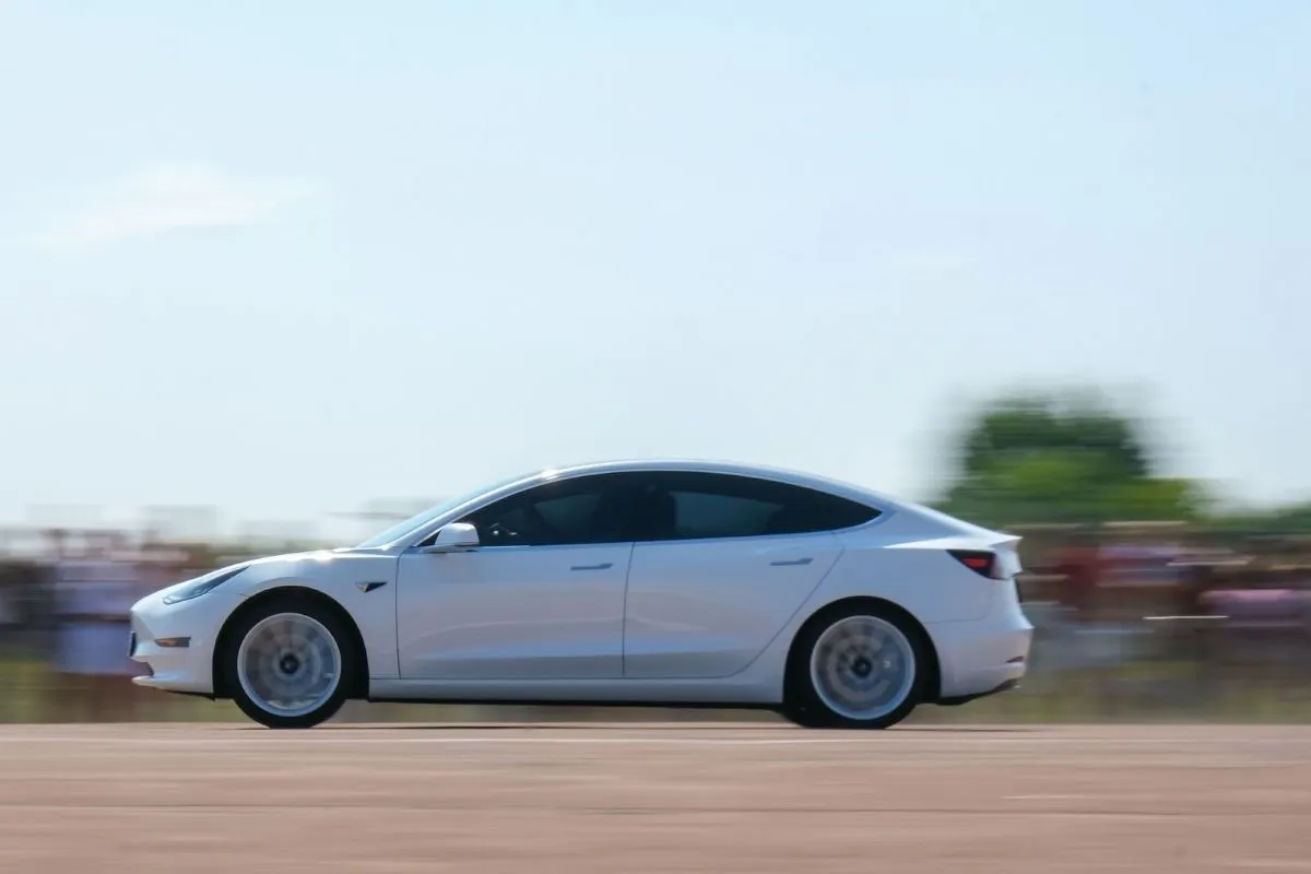 la-police-municipale-de-mandelieu-a-choisi-la-tesla-model-3-on-vous-dit-tout