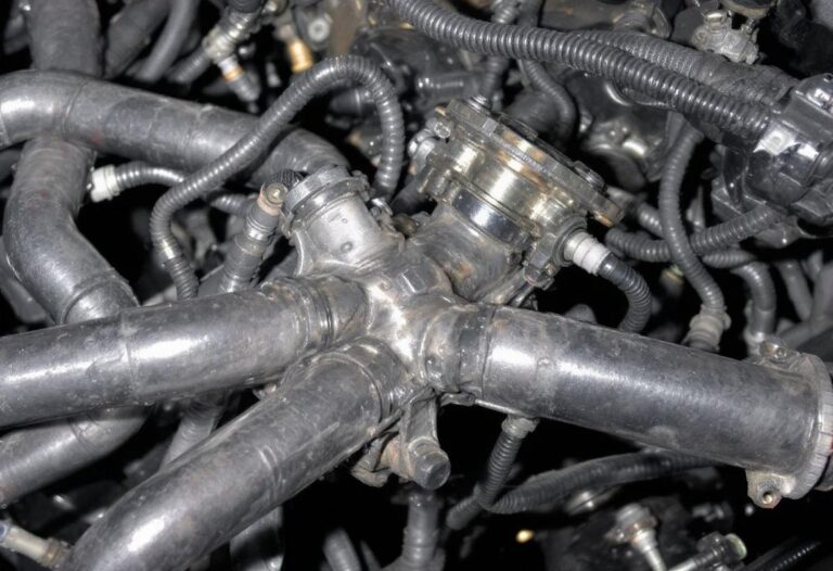 Symptômes d’un joint de culasse HS - Comment les identifier ? (surchauffe, une consommation excessive de carburant, une fumée blanche ou bleue à l'échappement ou des bulles de gaz dans le liquide de refroidissement)