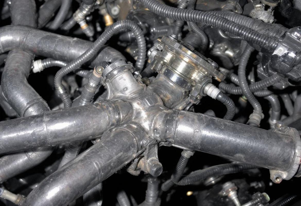 Symptômes d’un joint de culasse HS - Comment les identifier ? (surchauffe, une consommation excessive de carburant, une fumée blanche ou bleue à l'échappement ou des bulles de gaz dans le liquide de refroidissement)