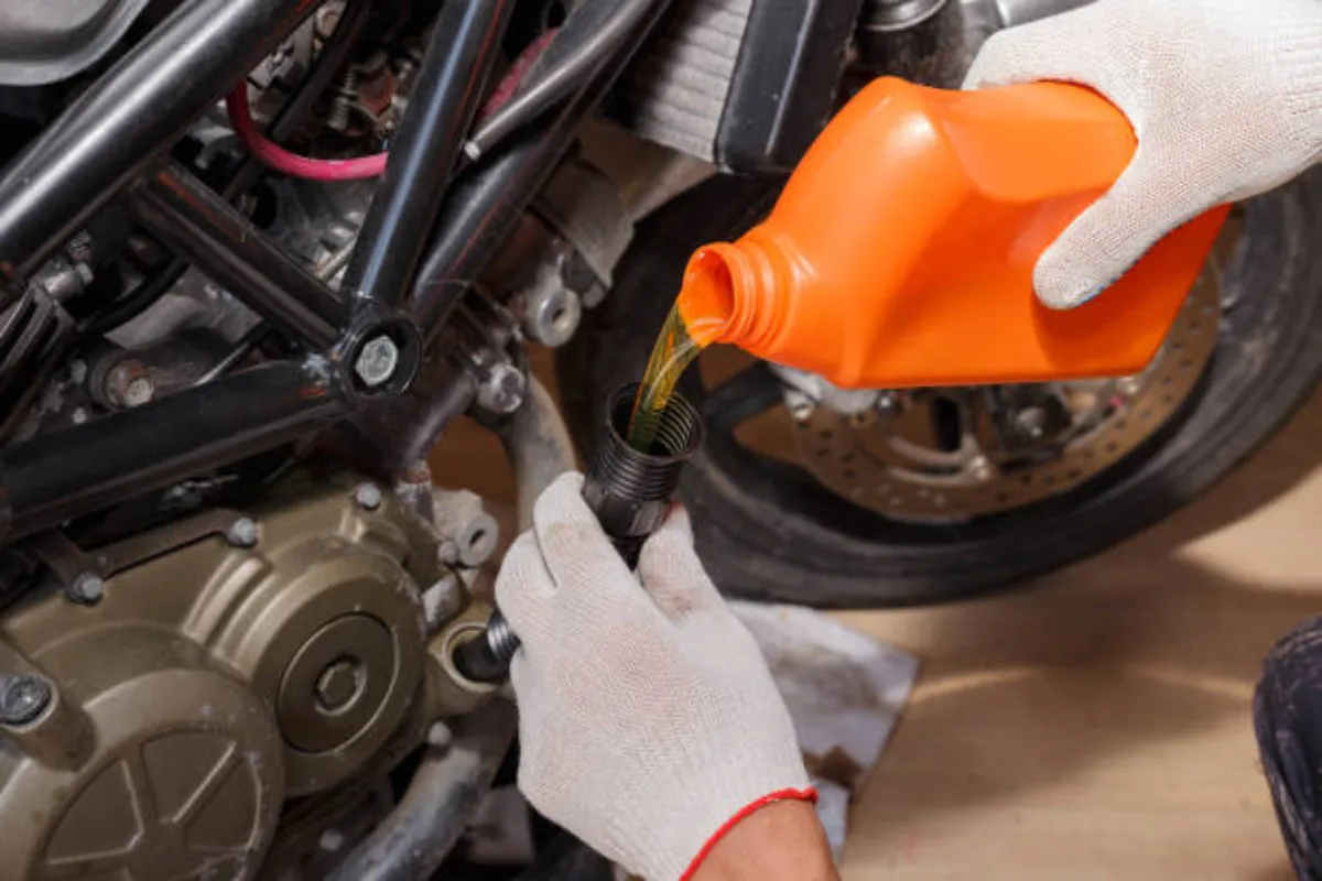 changement-dhuile-pour-moto-101-guide-etape-par-etape-pour-les-debutants